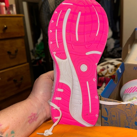 Selling these Brookes only wore them twice … - Picture 3 of 7